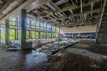 zerstoertes altes hallenbad