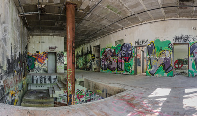 viele bunte graffiti in einem stiegenhaus panorama