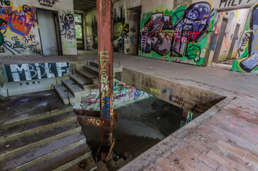 Fototapeta na wymiar stiegenhaus und bunte graffiti