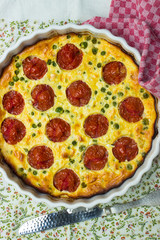 vegetarischer Gemüsekuchen mit Tomaten in einer Backform