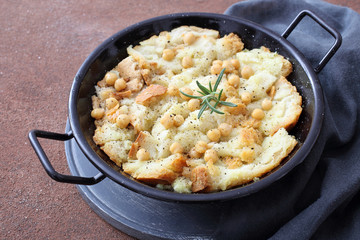 tradizionale zuppa di pane con ceci