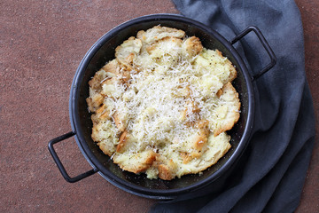 tradizionale zuppa di pane con formaggio gratinata