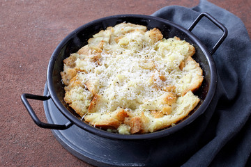 tradizionale zuppa di pane con formaggio gratinata