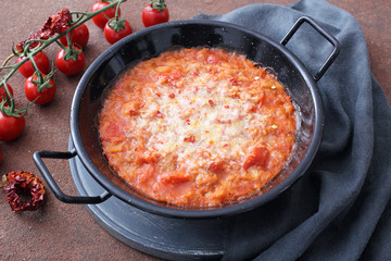 tradizionale zuppa di pane con pomodoro e formaggio gratinata in forno