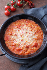tradizionale zuppa di pane con pomodoro e formaggio gratinata in forno