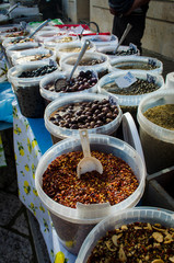 Dettaglio di un banchetto che vende spezie alla Fiera di San Biagio nel borgo di Specchia in Salento, Puglia