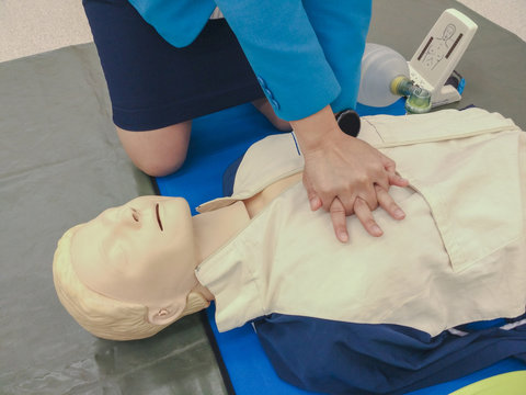 Cpr training: basic training by a woman in class.