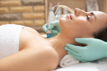 Naklejka premium Selective focus of dermabrasion device in the hand of cosmetologist