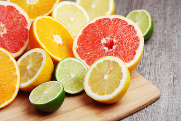 Fototapeta na wymiar Mix of citrus fruits cut in different forms 