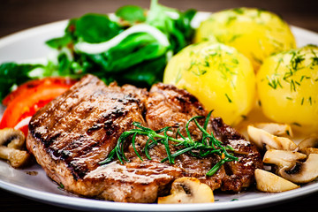 Grilled steak with potatoes and vegetables