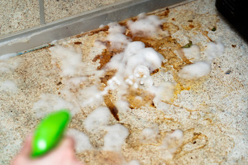 cleaning stubborn old dirt, splashes detergent, pour foam to clean