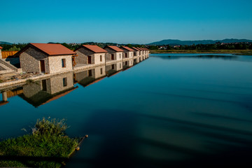 Fototapeta na wymiar small houses on the lake