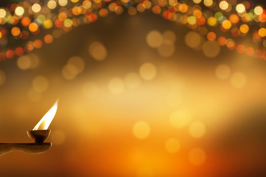 festlicher hintergrund mit brennender &ouml;llampe und unscharfen lichtern, festzelt als rahmen f&uuml;r feiertage mit freiraum