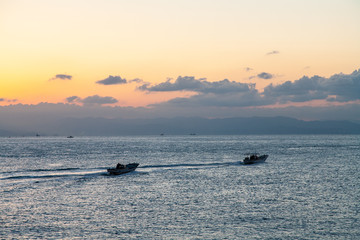 Naklejka premium スピードを競い合う漁船