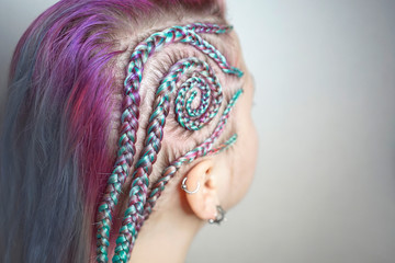 brades on the temple, drawings of hair with Kanekalon, temple braided, colored hair