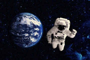 Obraz na płótnie Canvas astronaut flies over the earth in space. 
