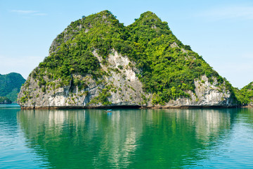 Fototapeta na wymiar Limestone Halong bay landscape