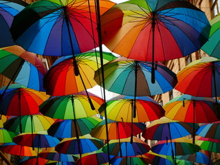 Fototapeta na wymiar Bunte Schirme über der Straße