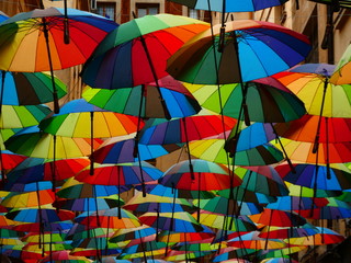 Fototapeta na wymiar Regenschirme in einer Straße in Bukarest