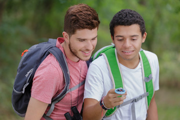 Naklejka premium travelers holding compass in hand