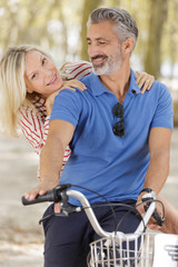 Fototapeta na wymiar happy active senior couple with bicycles enjoying summer