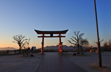 朝焼けと鳥居