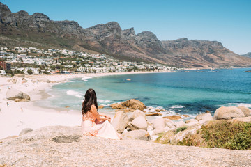 Junge Frau mit Blick auf die zwölf Apostel in Kapstadt
