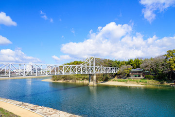 旭川と月見橋の風景（岡山県岡山市）