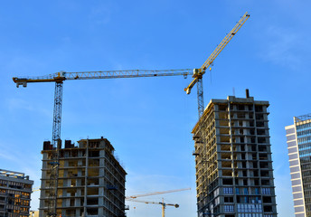 Construction worker truss installation - Image