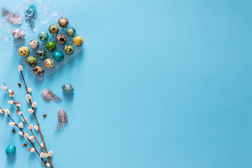 Coloured Easter quail eggs in transparent plastick container  on blue background, flat lay, copyspace. Easter holiday decorations , Easter concept background – Image