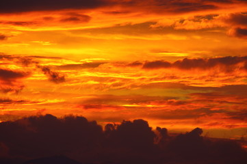 夕日でオレンジ色に染まる雲