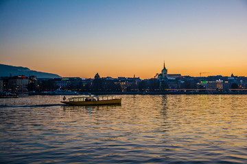 Zach&oacute;d na jeziorze