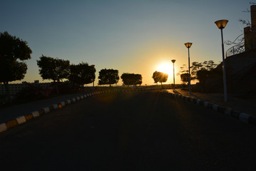 Zach&oacute;d za ulicą