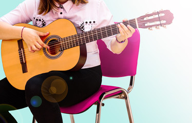 Obraz na płótnie Canvas Woman playing the guitar