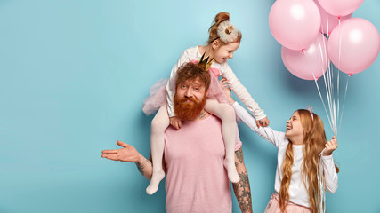 Photo of uncertain dad celebrates birthday party with daughters, can not understand how to amuse...