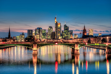 Fototapeta na wymiar Die Skyline von Frankfurt am Main am Abend