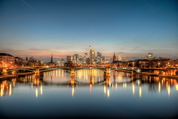 Fototapeta premium Die Skyline von Frankfurt am Main am Abend