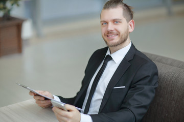 Fototapeta premium closeup. businessman working with financial documents. photo with copy space