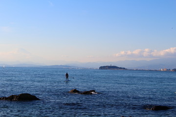 青い海と江ノ島