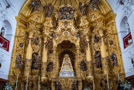 V&iacute;rgenes roc&iacute;o Huelva manto cirios corona belleza 