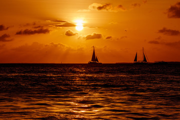 Fototapeta premium Segelschiffe im Sonnenuntergang