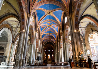 Fototapeta na wymiar Central nave of a catholic church in Rome