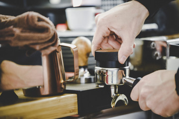 Barista arbeitet mit einer Kaffemaschine Cappuccino
