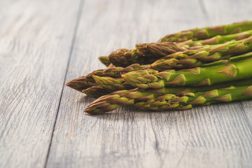 Grüner Spargel auf Holztisch fertig für Verarbeitung
