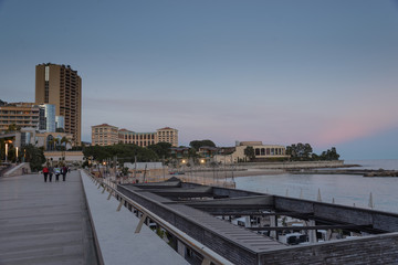 Fototapeta premium Atardecer en la playa de Montecarlo, Monaco en la Riviera francesa con hoteles de lujo a primera linea de mar