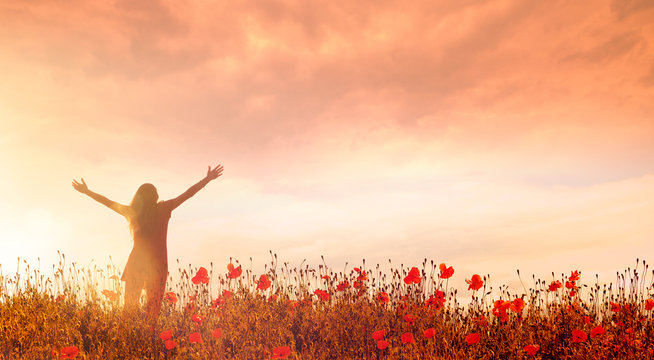 Frau im Mohnfeld