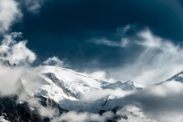 Nuages sur le Mont-Blanc au-dessus de la vallée de Chamonix