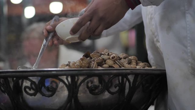 Vendeur d'escargots march&eacute; Marrakech Slow Motion