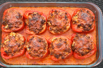 Gefüllte Paprika überbacken