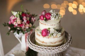 Obraz na płótnie Canvas Beautiful cake decorated with fresh flowers